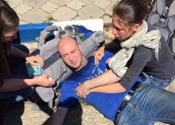 В РФ «казаки» избили оппозиционера Навального