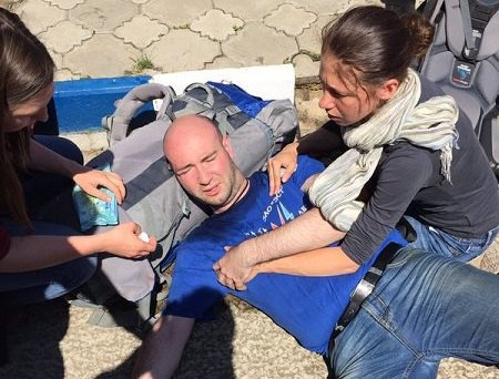 В РФ «казаки» избили оппозиционера Навального
