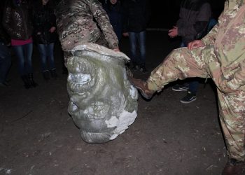 В Украине нужно заканчивать с декоммунизацией, - Порошенко