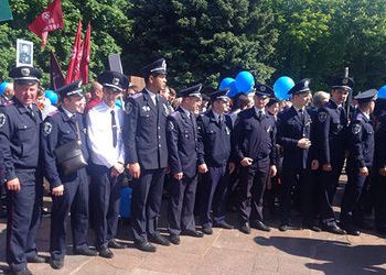 В городе Днепропетровске на праздничных маршах, посвященных Дню Победы, задержали восемь человек с электрошокерами, кастетами, ножами и пистолетами. Преступников задержали прямо на акции. Всего в праздничных митингах и маршах в Днепропетровске приняли участие более шести тысяч человек. При осмотре некоторых подозрительных участников оперативники обнаружили у них газовый пистолет, переделанный в травматический электрошокер, два ножа, газовый баллончик и кастет.