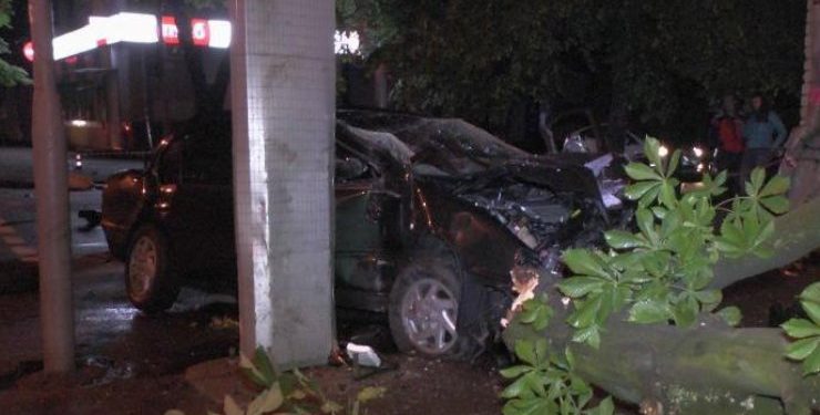 Авария в Днепропетровске: Nissan снес дерево, погибли 2 девушки