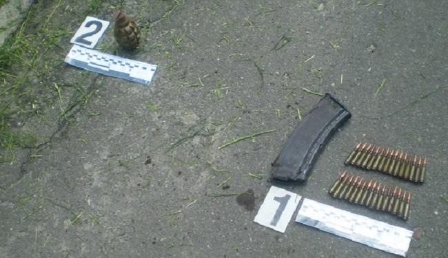 В Киеве возле многоэтажки обнаружили гранату и патроны к автомату