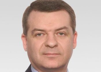 В Киеве на улице Гринченко на выходе из ресторана "Крым" неизвестные избили бывшего зампрокурора Киевской области Александра Корнийца - одного из фигурантов дела "бриллиантовых прокуроров". Об этом 14 мая информируют СМИ. Адвокат пострадавшего Виктор Петруненко рассказал: "Он сегодня встречался с журналистом одного издания. После окончания беседы он вышел на улицу, группа молодых людей на него набросилась, стали наносить удары по телу, по голове…". У Корнийца врачи обнаружили закрытую черепно-мозговую травму и сотрясение головного мозга.