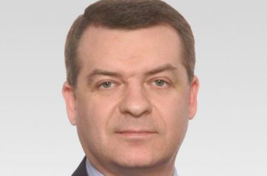 В Киеве на улице Гринченко на выходе из ресторана "Крым" неизвестные избили бывшего зампрокурора Киевской области Александра Корнийца - одного из фигурантов дела "бриллиантовых прокуроров". Об этом 14 мая информируют СМИ. Адвокат пострадавшего Виктор Петруненко рассказал: "Он сегодня встречался с журналистом одного издания. После окончания беседы он вышел на улицу, группа молодых людей на него набросилась, стали наносить удары по телу, по голове…". У Корнийца врачи обнаружили закрытую черепно-мозговую травму и сотрясение головного мозга.