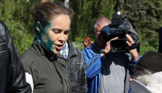 В Славянске Королевскую облили зеленкой