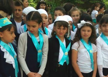 В Крыму школьники пришли на последний звонок с украинской и крымскотатарской символикой