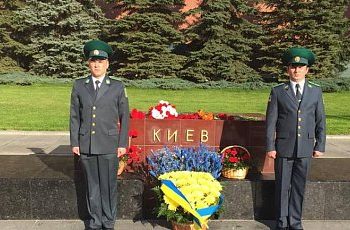 У стен Кремля выставили украинский почетный караул, - СМИ
