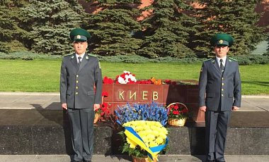 У стен Кремля выставили украинский почетный караул, - СМИ