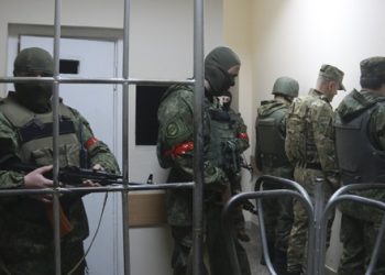 Оперативники «отбили» нападение на здание мариупольской полиции