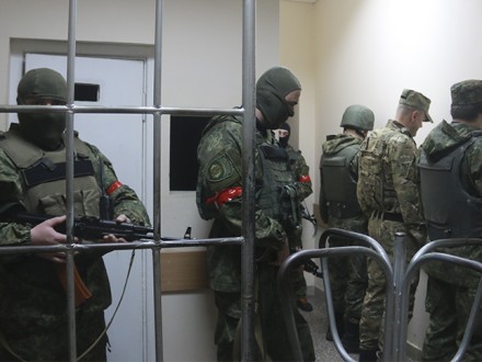 Оперативники «отбили» нападение на здание мариупольской полиции