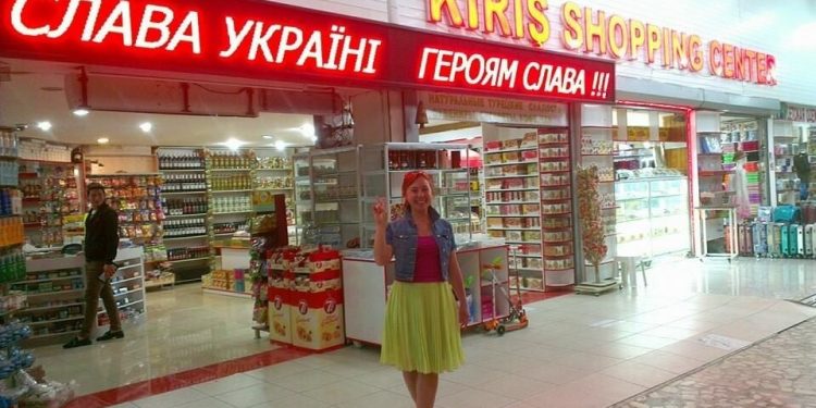 Турецкие магазины встречают гостей вывесками "Слава Украине!"