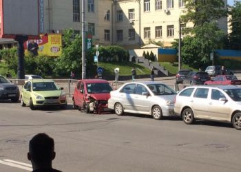 Масштабная авария в Киеве: столкнулись 12 машин