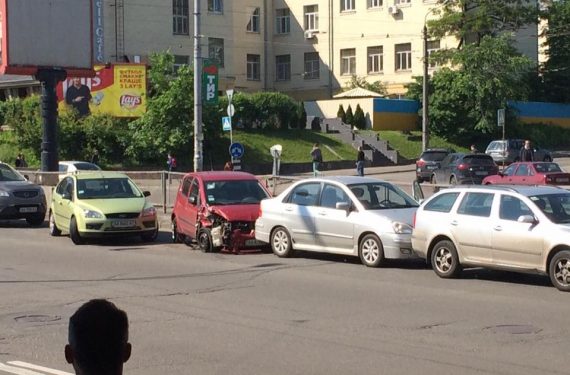 Масштабная авария в Киеве: столкнулись 12 машин