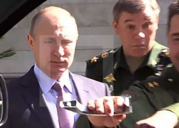 Путин не смог осмотреть авто Патриот из-за заклинившей двери