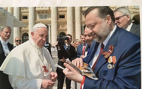 Папа Римский принял в подарок георгиевскую ленточку