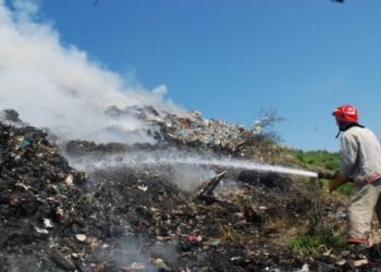 Оперативники потушили пожар на свалке во Львовской области