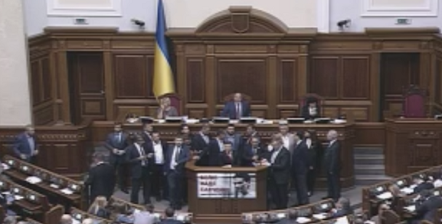 Депутаты-радикалы заблокировали трибуну Рады