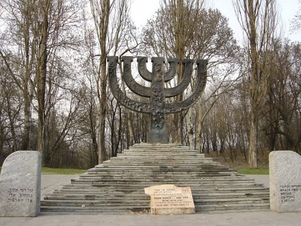 Вандалы в Киеве сожгли флаг Израиля в Бабьем Яру