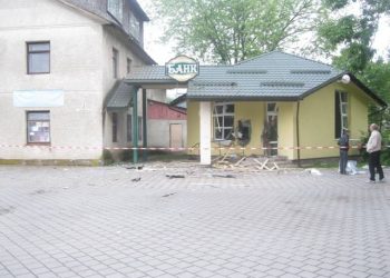 Нацполиция опубликовала фото с места взрыва в "Ощадбанке" во Львовской области