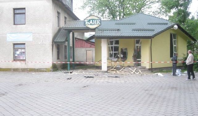 Нацполиция опубликовала фото с места взрыва в "Ощадбанке" во Львовской области