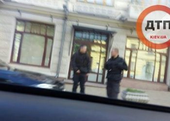 В Киеве неизвестные вооруженные люди проверяют пешеходов