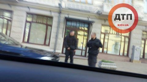 В Киеве неизвестные вооруженные люди проверяют пешеходов