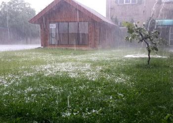 Мукачево в Закарпатье засыпало градом размером с грецкий орех, - опубликовано видео