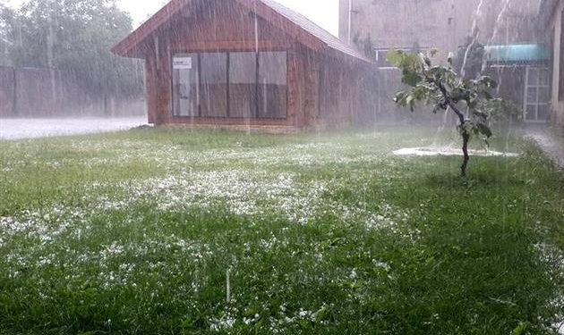 Мукачево в Закарпатье засыпало градом размером с грецкий орех, - опубликовано видео