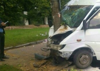 В Киеве маршрутное такси влетело в столб, девять пострадавших