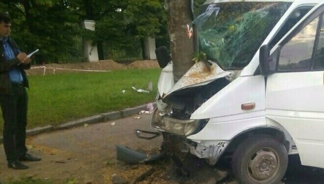 В Киеве маршрутное такси влетело в столб, девять пострадавших