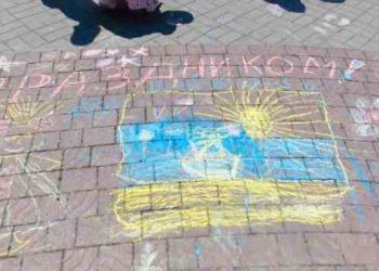 Дети разрисовали город Севастополь в цветах украинского флага