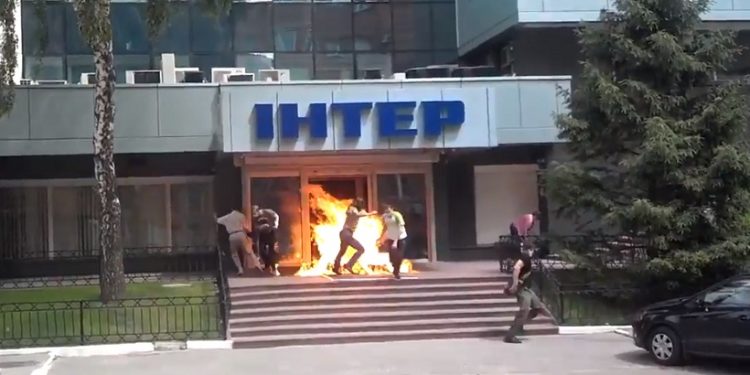 В Киеве подожгли офис «Интера»