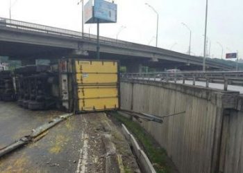 Фура перевернулась и свисает с моста в Киеве