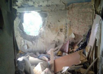 Во время жуткого обстрела жилого дома в Красногоровке пострадала женщина