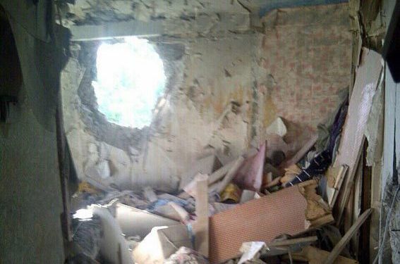 Во время жуткого обстрела жилого дома в Красногоровке пострадала женщина