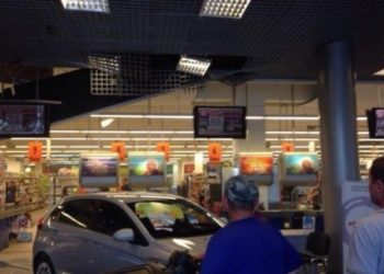 Во львовском ТРЦ на посетителей упал потолок