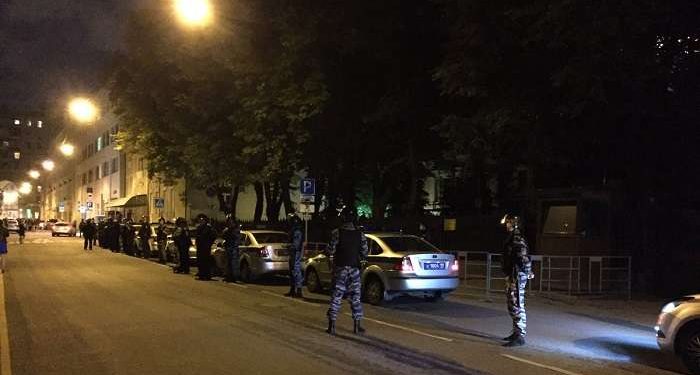 Ночью в Москве 200 человек напало на посольство Украины, - пресса