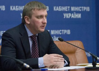 СМИ: Петренко анонсировал увольнение большого количества судей
