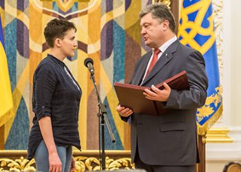 Порошенко предлагают лишить Савченко звания Героя Украины, - СМИ