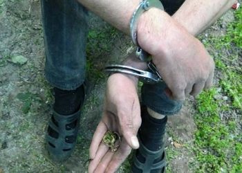 В Киеве грабитель напал на женщину с ребенком