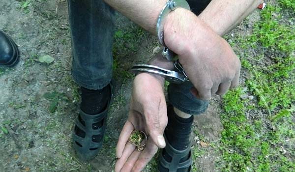 В Киеве грабитель напал на женщину с ребенком