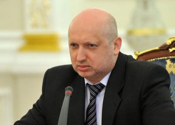 Турчинов: РФ сломает зубы об украинскую Конституцию