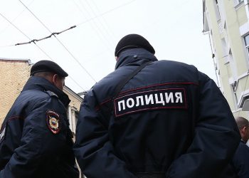 Неизвестный застрелил двух человек на севере Москвы