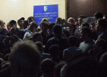 В Абхазии митингующие штурмовали здание МВД