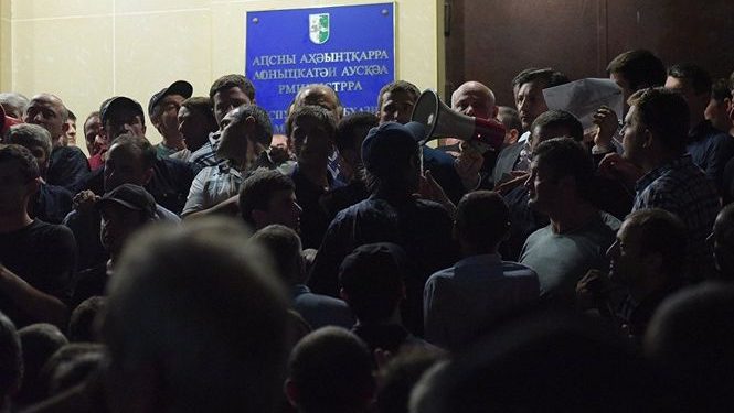В Абхазии митингующие штурмовали здание МВД