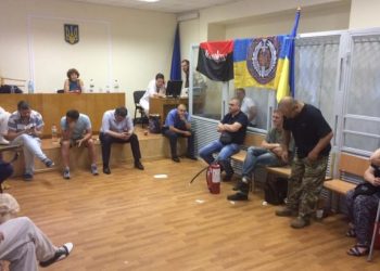 Активисты блокируют вывоз из суда комбата «Айдара»