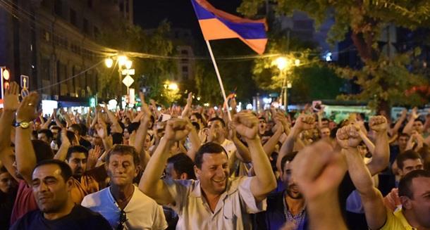 Протесты в Ереване: Оперативники задержали 50 человек около захваченного здания ППС