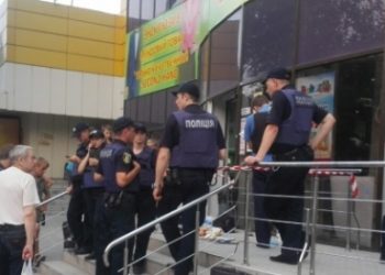 В Херсоне оперативника ранили ножом в детском отделе супермаркета