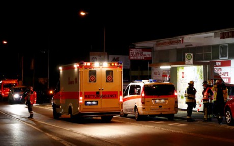 В Германии беженец напал на людей с ножом и топором