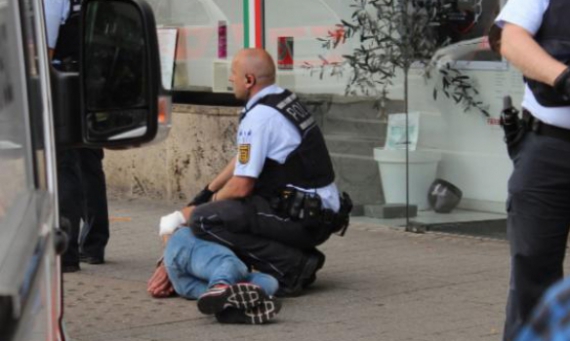 В Германии беженец убил женщину и ранил двух прохожих